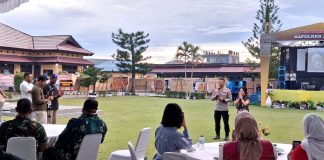 AKBP Dionisius V.D.P. Helan bersama ibu saat memperkenalkan diri kepada para undangan yang hadir pada acara lepas sambut Kapolres Jayapura, Kamis (19/02/26)