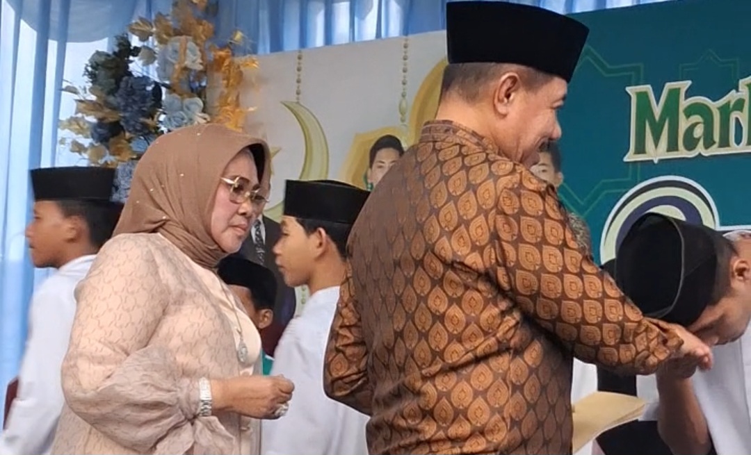 Wakil Walikota Jayapura, Ir. H. Rustan Saru,MM bersama ibu saat menyerahkan santunan sebagai janjinya saat kampanye, yakni menyerahkan seluruh gajinya sebagai Walikota Jayapura kepada yatim piatu dan kaum duafa, saat menggelar buka puasa bersama di Rumah Dinas Wakil Walikota Jayapura, Kotaraja, Distrik Abepura, Sabtu (14/3/26)