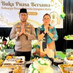 Kapolresta Jayapura Kota Kombes Pol Fredrickus W. A. Maclarimboen, S.I.K., M.H., CPHR didampingi Ketua Bhayangkari Cabang Jayapura Kota Ny. Deby Fredrickus dengan kue dan tumpeng ucapan selamat ulang tahun ke-46 dalam kesempatan menggelar buka puasa bersama keluarga besar Polresta dan insan pers bertempat di Mapolresta, Rabu (11/3) sore