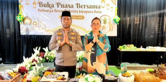 Kapolresta Jayapura Kota Kombes Pol Fredrickus W. A. Maclarimboen, S.I.K., M.H., CPHR didampingi Ketua Bhayangkari Cabang Jayapura Kota Ny. Deby Fredrickus dengan kue dan tumpeng ucapan selamat ulang tahun ke-46 dalam kesempatan menggelar buka puasa bersama keluarga besar Polresta dan insan pers bertempat di Mapolresta, Rabu (11/3) sore