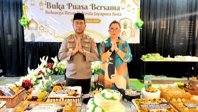 Kapolresta Jayapura Kota Kombes Pol Fredrickus W. A. Maclarimboen, S.I.K., M.H., CPHR didampingi Ketua Bhayangkari Cabang Jayapura Kota Ny. Deby Fredrickus dengan kue dan tumpeng ucapan selamat ulang tahun ke-46 dalam kesempatan menggelar buka puasa bersama keluarga besar Polresta dan insan pers bertempat di Mapolresta, Rabu (11/3) sore