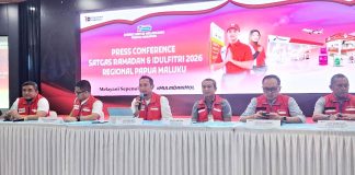 Executive General Manager Pertamina Patra Niaga Regional Papua Maluku, Awan Raharjo didampingi tim manager di Pertamina Patra Niaga Regional Papua Maluku saat memberi keterangan pers, JUmat (13/3/26)