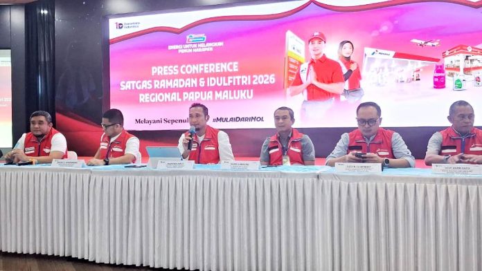 Executive General Manager Pertamina Patra Niaga Regional Papua Maluku, Awan Raharjo didampingi tim manager di Pertamina Patra Niaga Regional Papua Maluku saat memberi keterangan pers, JUmat (13/3/26)