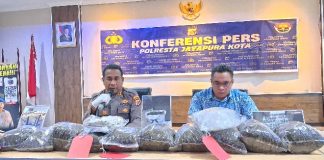 Kapolresta Jayapura Kota, AKBP Fredrickus W.A. Maclarimboen, S.I.K didampingi Kasat Resnarkoba Polresta Jayapura Kota dijabat oleh AKP Febry V Pardede, saat memberi keterangan pers terkait pengungkapan kasus Narkoba jenis ganja di Mapolresta Jayapura Kota, Jumat (17/4/26).