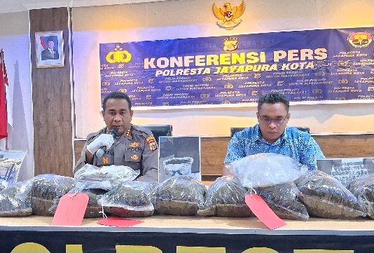 Kapolresta Jayapura Kota, AKBP Fredrickus W.A. Maclarimboen, S.I.K didampingi Kasat Resnarkoba Polresta Jayapura Kota dijabat oleh AKP Febry V Pardede, saat memberi keterangan pers terkait pengungkapan kasus Narkoba jenis ganja di Mapolresta Jayapura Kota, Jumat (17/4/26).