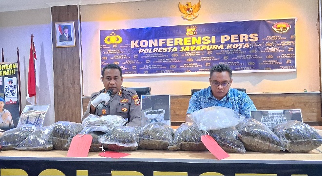20260417_104837 Kapolresta Jayapura Kota, AKBP Fredrickus W.A. Maclarimboen, S.I.K didampingi Kasat Resnarkoba Polresta Jayapura Kota dijabat oleh AKP Febry V Pardede, saat memberi keterangan pers terkait pengungkapan kasus Narkoba jenis ganja di Mapolresta Jayapura Kota, Jumat (17/4/26).
