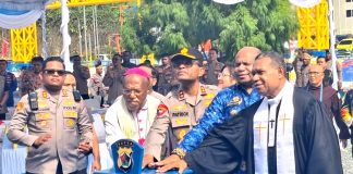 Penekanan tombol sirine pembukaan selubung nama Gereja Terang Bhara Daksa oleh Gubernur Papua, Mathius D. Fakhiri dan Kapolda Papua serta tokoh agama setempat