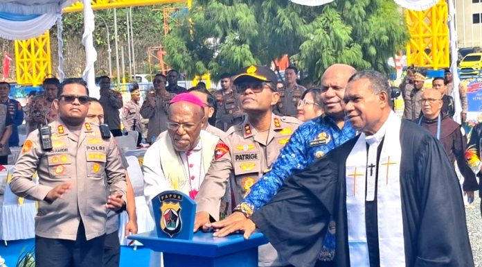 Penekanan tombol sirine pembukaan selubung nama Gereja Terang Bhara Daksa oleh Gubernur Papua, Mathius D. Fakhiri dan Kapolda Papua serta tokoh agama setempat
