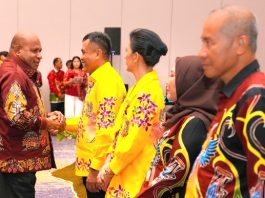 Gubernur Papua Matius D. Fakhiri bersalaman dengan Pangdam XVII/Cenderawasih yang baru, Mayjen TNI Febriel Buyung Sikumbang, Kamis (2/4/2026)