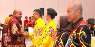 Gubernur Papua Matius D. Fakhiri bersalaman dengan Pangdam XVII/Cenderawasih yang baru, Mayjen TNI Febriel Buyung Sikumbang, Kamis (2/4/2026)