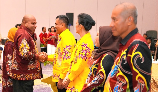 Gubernur Papua Matius D. Fakhiri bersalaman dengan Pangdam XVII/Cenderawasih yang baru, Mayjen TNI Febriel Buyung Sikumbang, Kamis (2/4/2026)