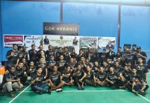 Caption : Sejumlah anggota DPR Kota Jayapura dan sponsor serta peserta turnamen, saat foto bersama usai pembukaan turnamen KBR Cup ke VI, Rabu (15/4/2026) di GOR Arkanis Koya Barat.