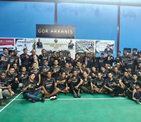 Caption : Sejumlah anggota DPR Kota Jayapura dan sponsor serta peserta turnamen, saat foto bersama usai pembukaan turnamen KBR Cup ke VI, Rabu (15/4/2026) di GOR Arkanis Koya Barat.