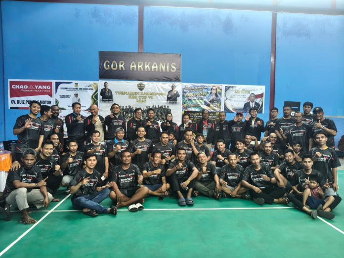 Caption : Sejumlah anggota DPR Kota Jayapura dan sponsor serta peserta turnamen, saat foto bersama usai pembukaan turnamen KBR Cup ke VI, Rabu (15/4/2026) di GOR Arkanis Koya Barat.