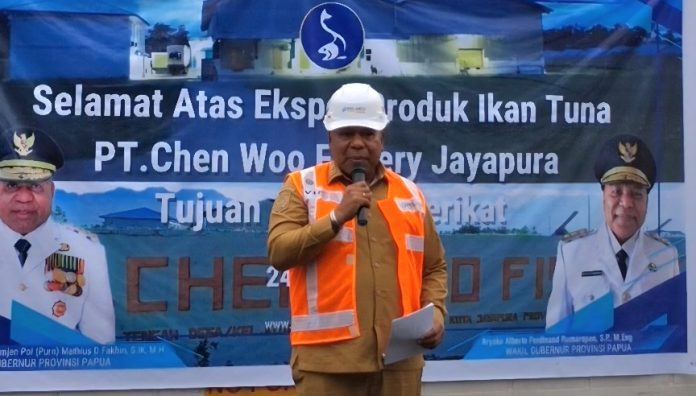 Wakil Gubernur Papua, Aryoko Rumaropen saat melepas ekspor perdana produk ikan dari Kota Jayapura