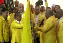 Penyerahan bendera kebesaran Partai Golkar oleh Ketua Umum DPP Partai Golkar, Bahlil Lahadalia kepada Ketua DPD Partai Golkar Papua, Matius Fakhiri