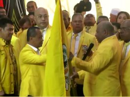 Penyerahan bendera kebesaran Partai Golkar oleh Ketua Umum DPP Partai Golkar, Bahlil Lahadalia kepada Ketua DPD Partai Golkar Papua, Matius Fakhiri