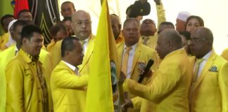 Penyerahan bendera kebesaran Partai Golkar oleh Ketua Umum DPP Partai Golkar, Bahlil Lahadalia kepada Ketua DPD Partai Golkar Papua, Matius Fakhiri