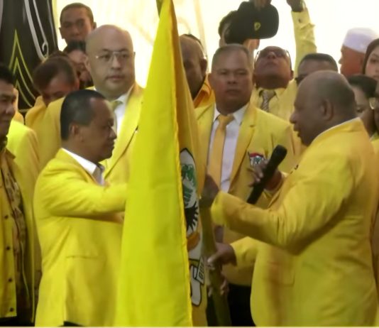 Penyerahan bendera kebesaran Partai Golkar oleh Ketua Umum DPP Partai Golkar, Bahlil Lahadalia kepada Ketua DPD Partai Golkar Papua, Matius Fakhiri