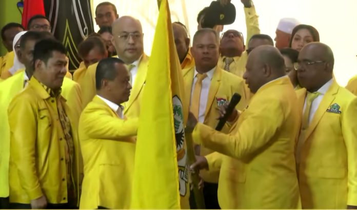 Penyerahan bendera kebesaran Partai Golkar oleh Ketua Umum DPP Partai Golkar, Bahlil Lahadalia kepada Ketua DPD Partai Golkar Papua, Matius Fakhiri