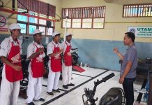 Pelaksanaan Uji Kompetensi Keahlian di SMK Negeri 1 Sentani yang menghadirkan asesor dari Astra Motor Papua