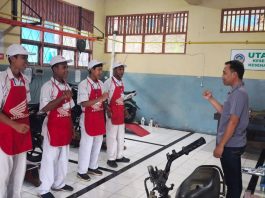 Pelaksanaan Uji Kompetensi Keahlian di SMK Negeri 1 Sentani yang menghadirkan asesor dari Astra Motor Papua