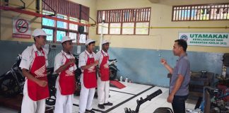Pelaksanaan Uji Kompetensi Keahlian di SMK Negeri 1 Sentani yang menghadirkan asesor dari Astra Motor Papua