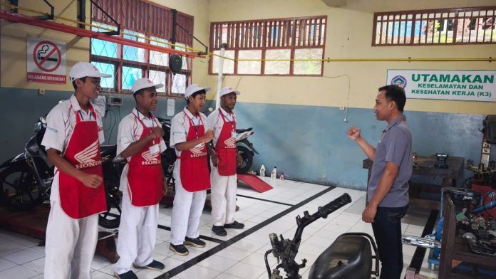 Pelaksanaan Uji Kompetensi Keahlian di SMK Negeri 1 Sentani yang menghadirkan asesor dari Astra Motor Papua