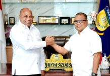 M. Rifai Darus,SH,MH., Juru Bicara Gubernur Papua bersalam komando dengan Gubernur Papua Komjen Pol (Purn) Matius D. Fakhiri,SIK,MH.