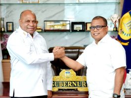 M. Rifai Darus,SH,MH., Juru Bicara Gubernur Papua bersalam komando dengan Gubernur Papua Komjen Pol (Purn) Matius D. Fakhiri,SIK,MH.