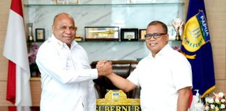 M. Rifai Darus,SH,MH., Juru Bicara Gubernur Papua bersalam komando dengan Gubernur Papua Komjen Pol (Purn) Matius D. Fakhiri,SIK,MH.