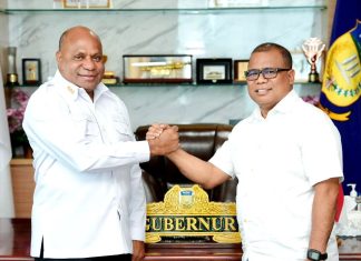 M. Rifai Darus,SH,MH., Juru Bicara Gubernur Papua bersalam komando dengan Gubernur Papua Komjen Pol (Purn) Matius D. Fakhiri,SIK,MH.