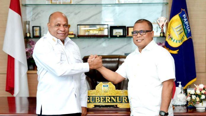 M. Rifai Darus,SH,MH., Juru Bicara Gubernur Papua bersalam komando dengan Gubernur Papua Komjen Pol (Purn) Matius D. Fakhiri,SIK,MH.