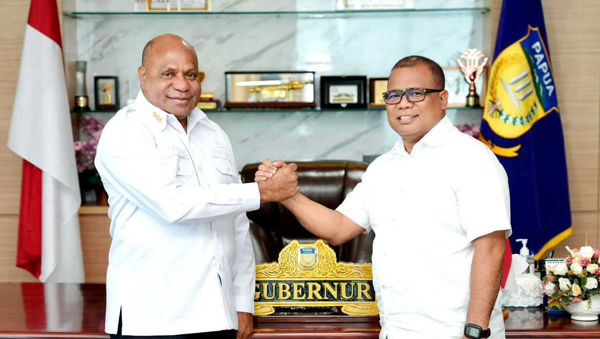 M. Rifai Darus,SH,MH., Juru Bicara Gubernur Papua bersalam komando dengan Gubernur Papua Komjen Pol (Purn) Matius D. Fakhiri,SIK,MH.