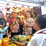 Wakil Gubernur Aryoko Alberto Rumaropen saat mencicipi cendol dari tepung sagu olahan TP. PKK Papua pada Festifal Sagu Papua, Jumat (24/4/26)