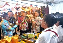 Wakil Gubernur Aryoko Alberto Rumaropen saat mencicipi cendol dari tepung sagu olahan TP. PKK Papua pada Festifal Sagu Papua, Jumat (24/4/26)