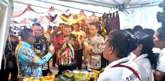 Wakil Gubernur Aryoko Alberto Rumaropen saat mencicipi cendol dari tepung sagu olahan TP. PKK Papua pada Festifal Sagu Papua, Jumat (24/4/26)