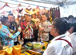 Wakil Gubernur Aryoko Alberto Rumaropen saat mencicipi cendol dari tepung sagu olahan TP. PKK Papua pada Festifal Sagu Papua, Jumat (24/4/26)