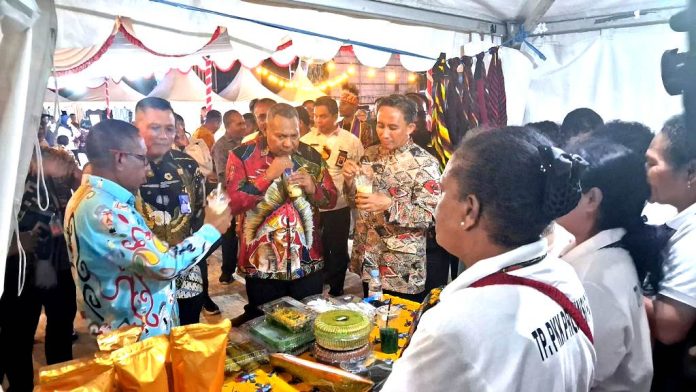 Wakil Gubernur Aryoko Alberto Rumaropen saat mencicipi cendol dari tepung sagu olahan TP. PKK Papua pada Festifal Sagu Papua, Jumat (24/4/26)