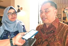 Azizatun Azhimah, Direktur Keuangan dan Manajemen Risiko bersama Wahyu Tirtaji, Executive Vice President of Project Management Office saat memberi keterangan pers di Sentani, Sabtu (25/4/26)