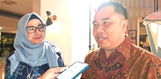 Azizatun Azhimah, Direktur Keuangan dan Manajemen Risiko bersama Wahyu Tirtaji, Executive Vice President of Project Management Office saat memberi keterangan pers di Sentani, Sabtu (25/4/26)