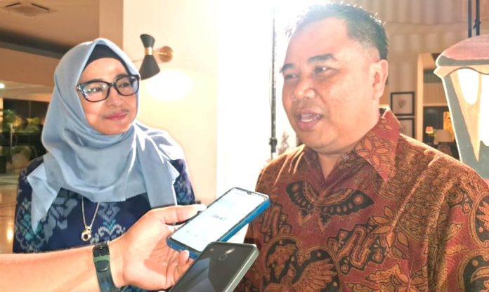 Azizatun Azhimah, Direktur Keuangan dan Manajemen Risiko bersama Wahyu Tirtaji, Executive Vice President of Project Management Office saat memberi keterangan pers di Sentani, Sabtu (25/4/26)