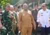 Gubernur Papua, Mathius D. Fakhiri, S.I.K., M.H, didampingi Panglima Kodam (Pangdam) XVII/Cenderawasih, Mayjen TNI Febriel Buyung Sikumbang, S.H., M.M saat meninjau aset Pemerintah Provinsi Papua yang akan dihibahkan untuk pengembangan layanan di RS Marthen Indey, KOta Jayapura, Senin (27/4/26)