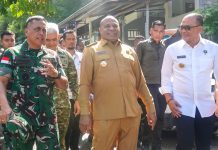 Gubernur Papua, Mathius D. Fakhiri, S.I.K., M.H, didampingi Panglima Kodam (Pangdam) XVII/Cenderawasih, Mayjen TNI Febriel Buyung Sikumbang, S.H., M.M saat meninjau aset Pemerintah Provinsi Papua yang akan dihibahkan untuk pengembangan layanan di RS Marthen Indey, KOta Jayapura, Senin (27/4/26)