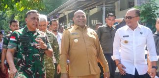 Gubernur Papua, Mathius D. Fakhiri, S.I.K., M.H, didampingi Panglima Kodam (Pangdam) XVII/Cenderawasih, Mayjen TNI Febriel Buyung Sikumbang, S.H., M.M saat meninjau aset Pemerintah Provinsi Papua yang akan dihibahkan untuk pengembangan layanan di RS Marthen Indey, KOta Jayapura, Senin (27/4/26)