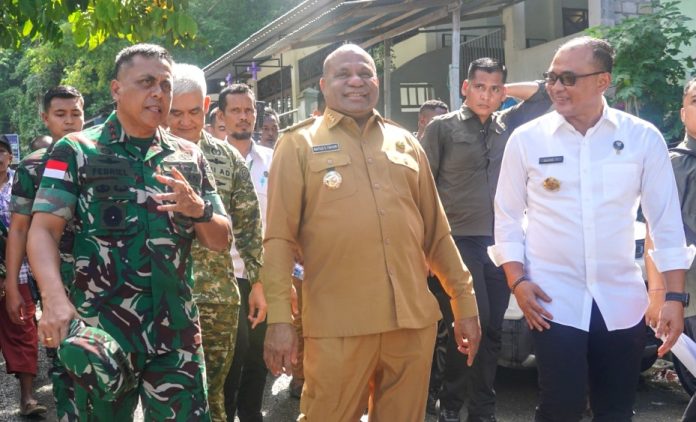 Gubernur Papua, Mathius D. Fakhiri, S.I.K., M.H, didampingi Panglima Kodam (Pangdam) XVII/Cenderawasih, Mayjen TNI Febriel Buyung Sikumbang, S.H., M.M saat meninjau aset Pemerintah Provinsi Papua yang akan dihibahkan untuk pengembangan layanan di RS Marthen Indey, KOta Jayapura, Senin (27/4/26)