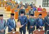 Bupati Jayapura, Dr. Yunus Wonda,SH,MH saat menyerahkan LKPJ TA 2025 kepada Ketua DPRK Jayapura, Ruddy Bukanaung,SE dalam sidang paripurna di Ruang Sidang DPRK, Selasa (29/4/26)