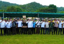 Gubernur Papua, Matius D. Fakhiri berfoto bersama Bupati Jayapura, para pejabat yang hadir serta ondoafi dan masyarakat di Distrik Depapre, Kabupaten Jayapura