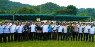 Gubernur Papua, Matius D. Fakhiri berfoto bersama Bupati Jayapura, para pejabat yang hadir serta ondoafi dan masyarakat di Distrik Depapre, Kabupaten Jayapura