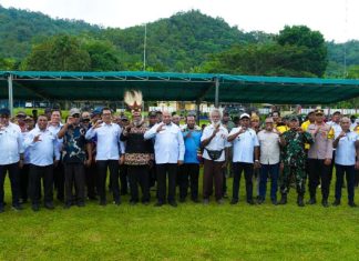 Gubernur Papua, Matius D. Fakhiri berfoto bersama Bupati Jayapura, para pejabat yang hadir serta ondoafi dan masyarakat di Distrik Depapre, Kabupaten Jayapura